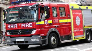 Συνετρίβη μικρό αεροπλάνο στο Μάντσεστερ, πήδηξε με αλεξίπτωτο ένας από τους επιβάτες του