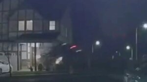 Σοκαριστικό βίντεο: Αυτοκίνητο «εκτοξεύεται» στον αέρα και «καρφώνεται» σε πολυκατοικία στο Όρεγκον