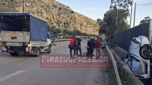 Σοκαριστικό τροχαίο στο Σχιστό: Αυτοκίνητο παρέσυρε πεζό και κατέληξε σε χαντάκι