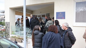 Ηράκλειο: Στο πλευρό του εκπαιδευτικού που κατηγορείται ότι έπιασε μαθητή από τον λαιμό