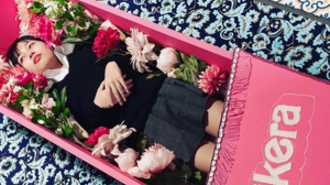 Ιαπωνία: Χιλιάδες άνθρωποι κάνουν «πρόβα θανάτου» σε πολύχρωμα φέρετρα – Η νέα τάση για διαλογισμό