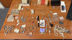 Απολογήθηκαν τα "χρυσοδάχτυλα" ξαδέρφια: προφυλακίστηκε ο ένας, ελεύθερος με περιοριστικούς όρους ο δεύτερος