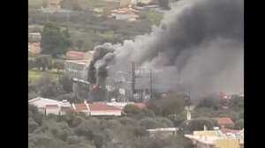 Σπάτα: Ενισχύθηκαν οι πυροσβεστικές δυνάμεις στη μεγάλη φωτιά σε αποθηκευτικό χώρο