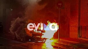 Εύβοια: Συναγερμός τα ξημερώματα για αυτοκίνητο που τυλίχτηκε στις φλόγες 
