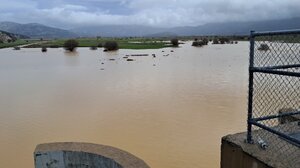 Εντυπωσιακό βίντεο: Το νερό ρέει άφθονο στο φράγμα Αποσελέμη