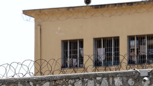 Φυλακές Ν. Αλικαρνασσού: Τον ξύπνησε επειδή πήγε τουαλέτα και εκείνος τον μαχαίρωσε πισώπλατα