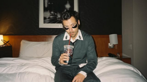 Ο Χάρι Στάιλς απάντησε στις φήμες ότι φοράει περούκα και ότι έχει κάνει μεταμόσχευση μαλλιών