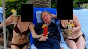 Νέα αποκαλυπτικά ντοκουμέντα από τον φάκελο Επστάιν: Ο Στίβεν Χόκινγκ ανάμεσα σε δύο νεαρές με μπικίνι
