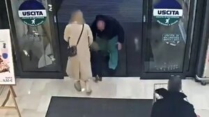 Πανικός σε σούπερ μάρκετ στην Ιταλία: Άστεγος αρπάζει κοριτσάκι από τα χέρια της μητέρας του