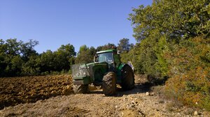 Καταπλακώθηκε από τρακτέρ ενώ εκτελούσε εργασίες σε χωράφι