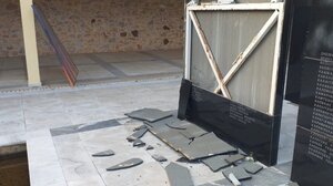 Βανδάλισαν το μνημείο των εκτελεσθέντων στην Καισαριανή, λίγες ώρες μετά τη δημοσίευση των ιστορικών φωτογραφιών