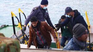 Πολύνεκρη τραγωδία νότια της Κρήτης: με τη συνδρομή εναέριου μέσου οι έρευνες για τους αγνοούμενους του ναυαγίου