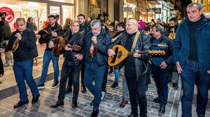 Κρητικές καντάδες «πλημμύρισαν» το ιστορικό κέντρο του Ρέθυμνο