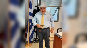 Ο αντιδήμαρχος ντύθηκε... Σερίφης φέρνοντας αποκριάτικο χρώμα στο Ηράκλειο!