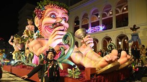 Όλα έτοιμα για το μεγάλο καρναβάλι της Πάτρας: 50.000 καρναβαλιστές στους δρόμους της πόλης 