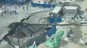 Σανγκάη: Άνοιξε τρύπα στον δρόμο και εξαφανίστηκε τμήμα του οδοστρώματος