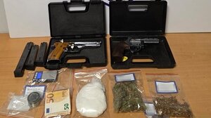 Κοκαϊνη και όπλα οδήγησαν στη σύλληψη 42χρονου στα Χανιά