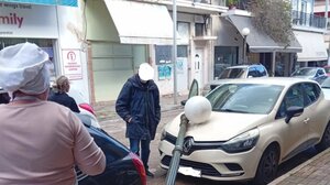 Νέα Μάκρη: Κολώνα φωτισμού «προσγειώθηκε» πάνω σε αυτοκίνητο - Άγιο είχε περαστικός