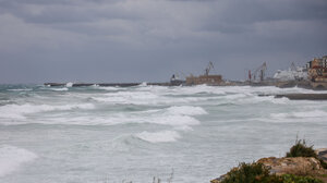 Θυελλώδεις άνεμοι "σφυροκοπούν" την Κρήτη με ριπές έως 121 km/h