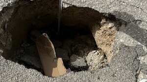 «Αόρατη» παγίδα για πεζούς και οδηγούς στην Πλαστήρα