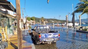 Λαμία: Η θάλασσα βγήκε στη στεριά - Θυελλώδεις άνεμοι και λασποβροχές 