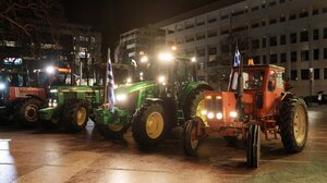 Με τρακτέρ στην κεντρική πλατεία της Λάρισας οι αγρότες