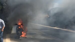 «Λαμπάδιασε» μηχανάκι στη Λάρισα - Άγιο είχε ο οδηγός