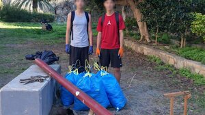 Δύο μαθητές καθάρισαν μόνοι τους το πάρκο όπου πηγαίνουν και αθλούνται