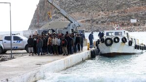 Χειροπέδες σε δύο για τους μετανάστες της Τετάρτης