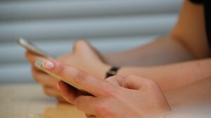 Reuters: Η Ελλάδα “πολύ κοντά” στην απαγόρευση social media για τους κάτω των 15