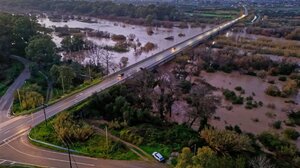 Πύργος: Τα αγριεμένα νερά του Αλφειού «γλύφουν» τη γέφυρα στην είσοδο της πόλης