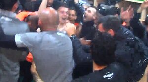 Πάρτι και μπουγέλο στα αποδυτήρια για την μεγάλη πρόκριση του ΟΦΗ (video)