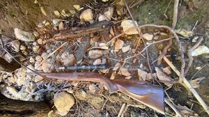 Kαλάσνικοφ, όπλο με διόπτρα και σφαίρες στη λίμνη Μαραθώνα