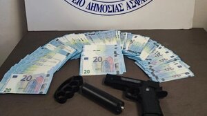 Θεσσαλονίκη: Συνελήφθη 21χρονος με 723 πλαστά χαρτονομίσματα, πιστόλι και σιδερογροθιά