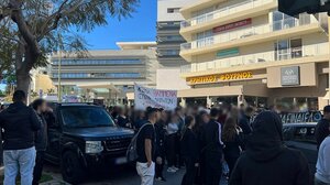 "Κεριά βαμμένα στων φοιτητών το αίμα" - Πορεία διαμαρτυρίας από μαθητές στο Ηράκλειο για τα Τέμπη - Βίντεο και φωτογραφίες