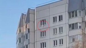 Τρομακτικό βίντεο από τη Ρωσία: Βρέφος πέφτει στο κενό από ύψος 33 μέτρων