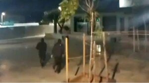 Επίθεση του Ρουβίκωνα στα γραφεία της Βιολάντα στο Μενίδι