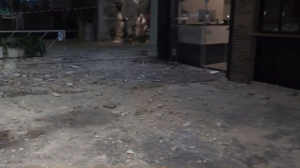 Παλαιό Φάληρο: Ζαρντινιέρες αποκολλήθηκαν από πολυκατοικία και έπεσαν στο πεζοδρόμιο