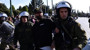 Επεισόδια στο Σύνταγμα μετά το συλλαλητήριο για τα Τέμπη - Ρίψεις χημικών και συλλήψεις