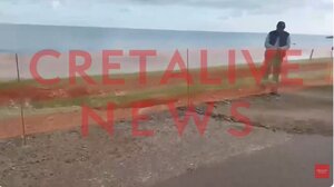 Η θάλασσα (κατα)πίνει… τον παραλιακό των Γουβών - Βίντεο