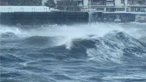 Θεσσαλονίκη: Στη στεριά βγήκε ο Θερμαϊκός από τους ισχυρούς ανέμους