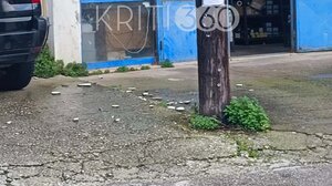 Κομμάτι από μπαλκόνι έπεσε πάνω σε αυτοκίνητο