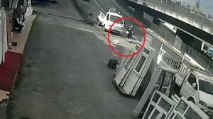 Τουρκία: Βγήκε στο δρόμο για να γλιτώσει από αδέσποτο σκύλο και την πάτησε λεωφορείο- Βίντεο