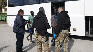 Μεταναστευτικό: Αδειάζει ο χώρος του παλιού ψυγείου στο Ηράκλειο