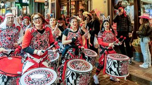 Το Ρέθυμνο τσίκνισε παραδοσιακά, οι Τυμπανιστές ξεσήκωσαν την παλιά πόλη!