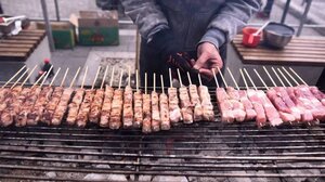 Ακριβότερα κοστίζει φέτος το τραπέζι της Τσικνοπέμπτης