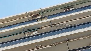 Θυελλώδεις άνεμοι - Χανιά: Έσπασαν τζάμια από μπαλκόνι κι έπεσαν στον δρόμο