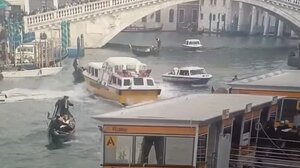 Χαμός στη Βενετία: Σκάφος έπεσε πάνω σε γόνδολες - Στο νερό οι επιβάτες