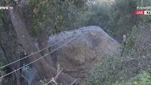 Bράχος 40 τόνων κρέμεται πάνω από σπίτια και επιχειρήσεις στο Κατάκολο 