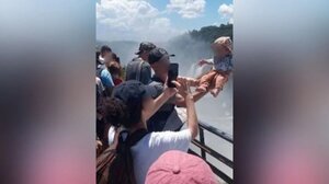 Κρέμασε το μωρό του πάνω από καταρράκτη 80 μέτρων για να βγάλει φωτογραφία